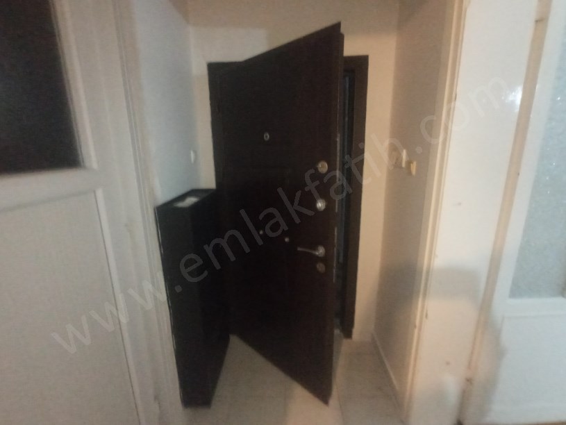 Kocamustafapaşa Merkezde Bayan Öğrenciye  Çalışana 1+0 Kombili Giriş Kat Daire