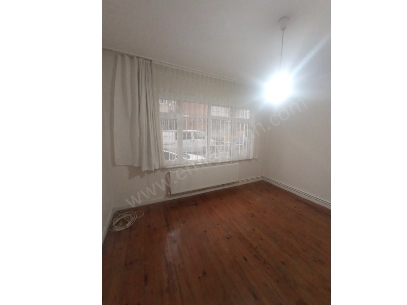 Kocamustafapaşa Merkezde Bayan Öğrenciye  Çalışana 1+0 Kombili Giriş Kat Daire