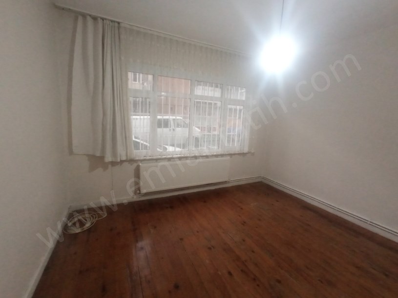 Kocamustafapaşa Merkezde Bayan Öğrenciye  Çalışana 1+0 Kombili Giriş Kat Daire