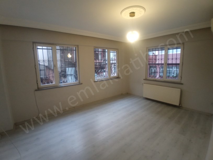 Kocamustafapaşa Genç Kiralık Daire 3+1 Yüksek Giriş Kombili Klimalı Köşe Çift Cepheli 