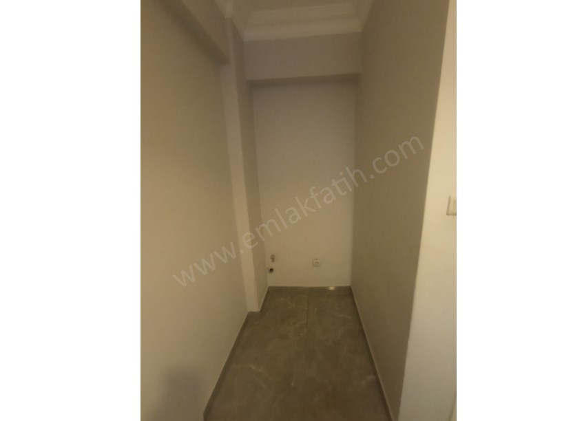 Kocamustafapaşa Genç Kiralık Daire 3+1 Yüksek Giriş Kombili Klimalı Köşe Çift Cepheli 