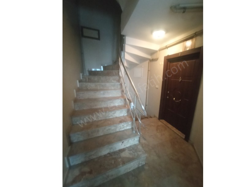KOCAMUSTAFAPAŞA SATILIK DAİRE 11 YILLIK GENÇ BİNADA BOŞ 2+1 YARI BODRUM