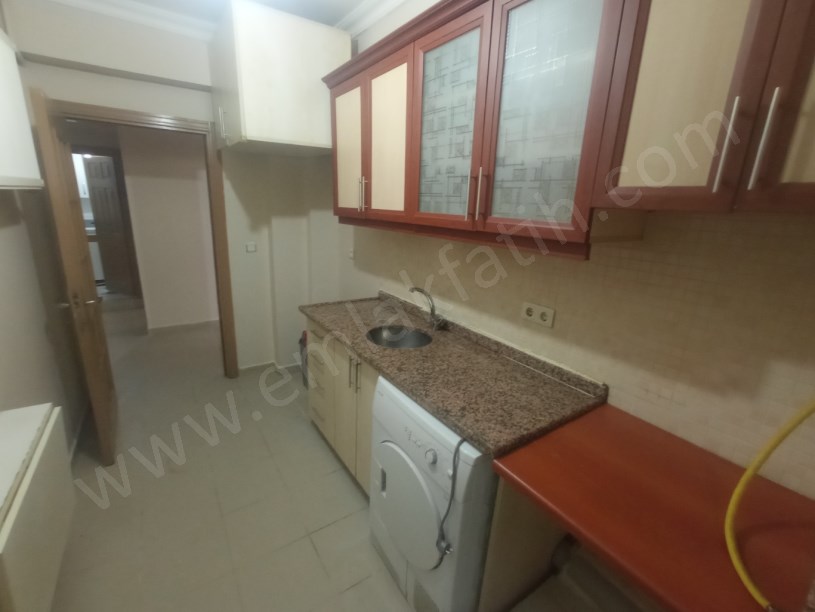 KOCAMUSTAFAPAŞA SATILIK DAİRE 11 YILLIK GENÇ BİNADA BOŞ 2+1 YARI BODRUM