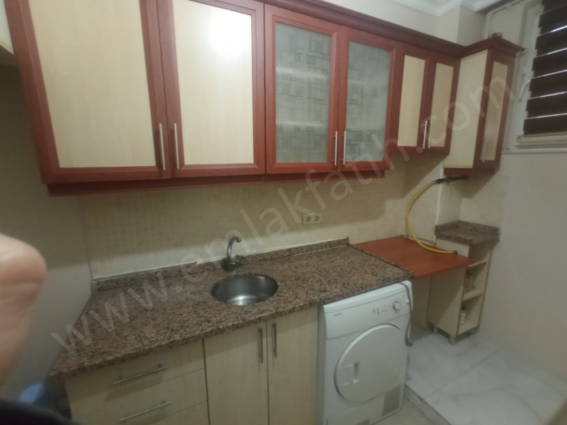 KOCAMUSTAFAPAŞA SATILIK DAİRE 11 YILLIK GENÇ BİNADA BOŞ 2+1 YARI BODRUM