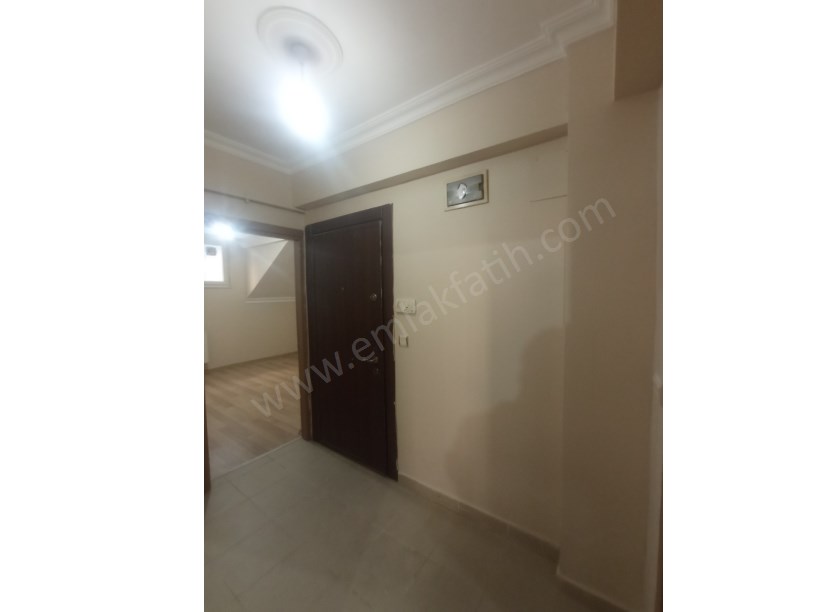 KOCAMUSTAFAPAŞA SATILIK DAİRE 11 YILLIK GENÇ BİNADA BOŞ 2+1 YARI BODRUM