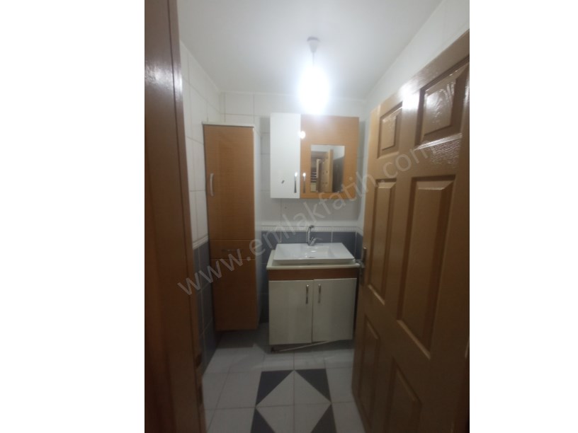 KOCAMUSTAFAPAŞA SATILIK DAİRE 11 YILLIK GENÇ BİNADA BOŞ 2+1 YARI BODRUM