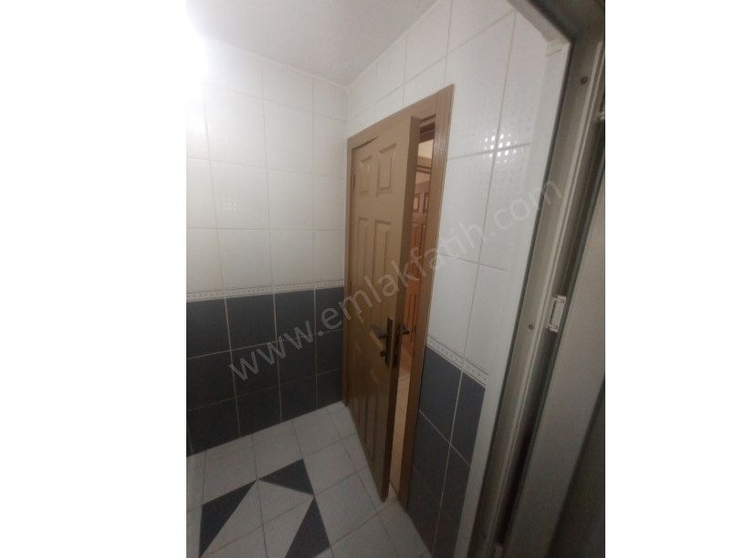 KOCAMUSTAFAPAŞA SATILIK DAİRE 11 YILLIK GENÇ BİNADA BOŞ 2+1 YARI BODRUM