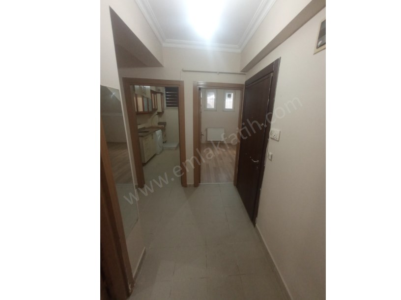 KOCAMUSTAFAPAŞA SATILIK DAİRE 11 YILLIK GENÇ BİNADA BOŞ 2+1 YARI BODRUM