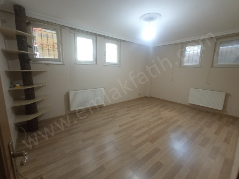 KOCAMUSTAFAPAŞA SATILIK DAİRE 11 YILLIK GENÇ BİNADA BOŞ 2+1 YARI BODRUM