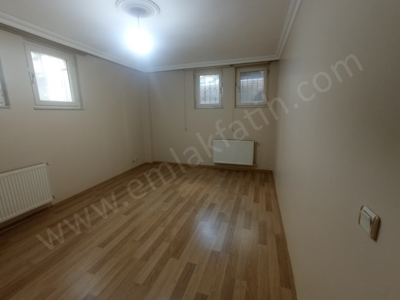 KOCAMUSTAFAPAŞA SATILIK DAİRE 11 YILLIK GENÇ BİNADA BOŞ 2+1 YARI BODRUM