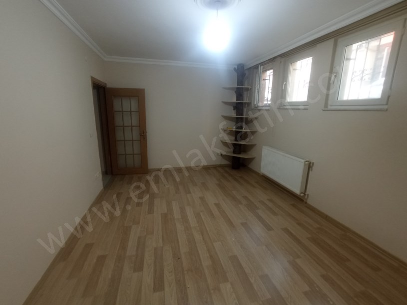 KOCAMUSTAFAPAŞA SATILIK DAİRE 11 YILLIK GENÇ BİNADA BOŞ 2+1 YARI BODRUM