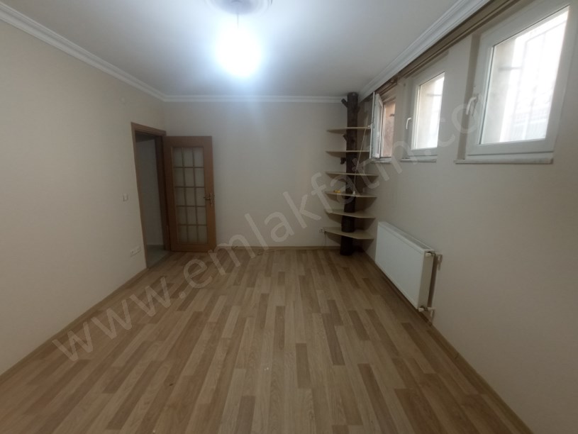 KOCAMUSTAFAPAŞA SATILIK DAİRE 11 YILLIK GENÇ BİNADA BOŞ 2+1 YARI BODRUM