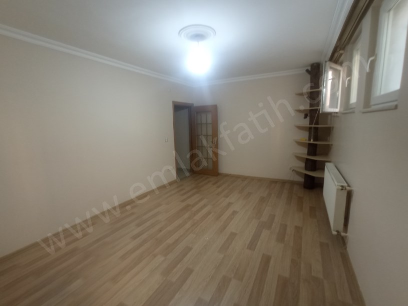 KOCAMUSTAFAPAŞA SATILIK DAİRE 11 YILLIK GENÇ BİNADA BOŞ 2+1 YARI BODRUM
