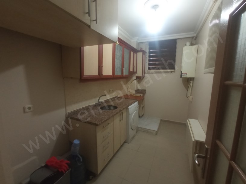 KOCAMUSTAFAPAŞA SATILIK DAİRE 11 YILLIK GENÇ BİNADA BOŞ 2+1 YARI BODRUM