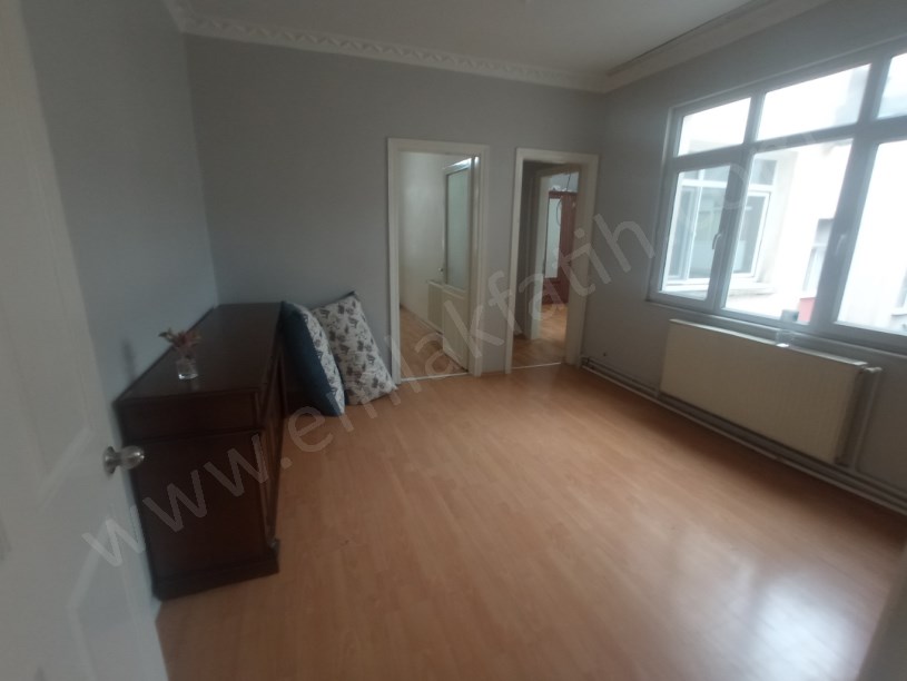 Kocamustafapaşa Kiralık Daire 2 Oda 1 Büyük Hol 1 Salon Full Yapılı Çift Balkonlu Temiz