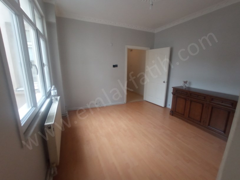 Kocamustafapaşa Kiralık Daire 2 Oda 1 Büyük Hol 1 Salon Full Yapılı Çift Balkonlu Temiz