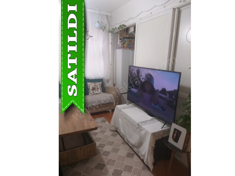 Kocamustafapaşa Sarraf Tahsin Sok. Satılık Daire 20 m² Balkonlu 1.KAT Kiracılı Daire