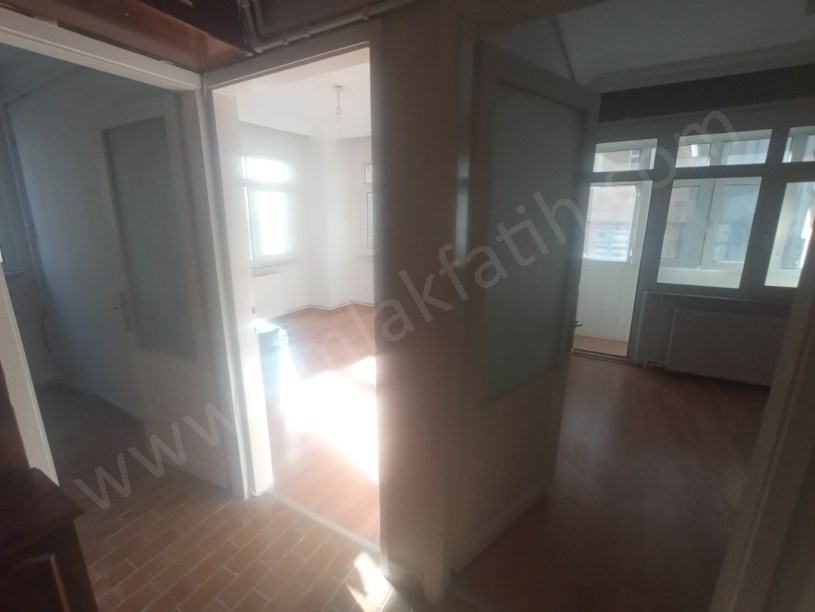 KOCAMUSTAFAPAŞA KİRALIK DAİRE 2+1 1.KAT KOMBİLİ KÖŞE BİNADA