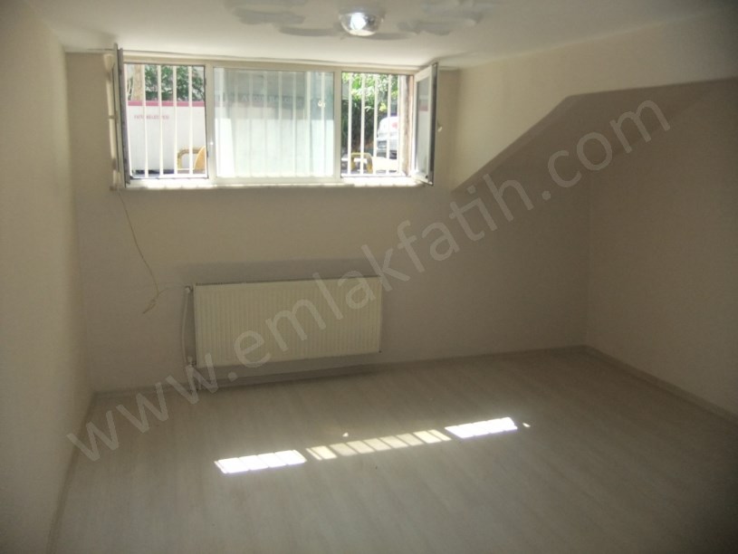 Kocamustafapaşa Kiralık Daire 1+1 Yarı Bodrum Arkası Bahçeli Hacıkadın Caddesi Üzerinde