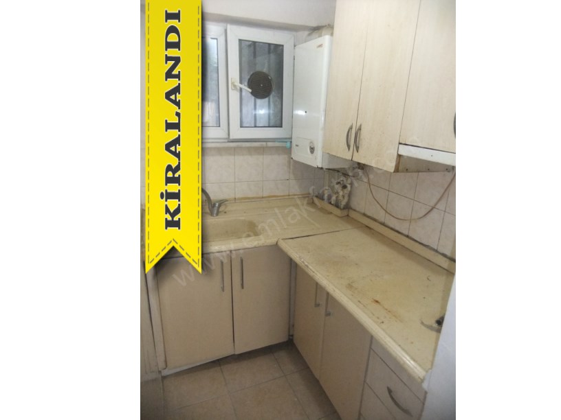 Kocamustafapaşa Kiralık Daire 1+1 Yarı Bodrum Arkası Bahçeli Hacıkadın Caddesi Üzerinde