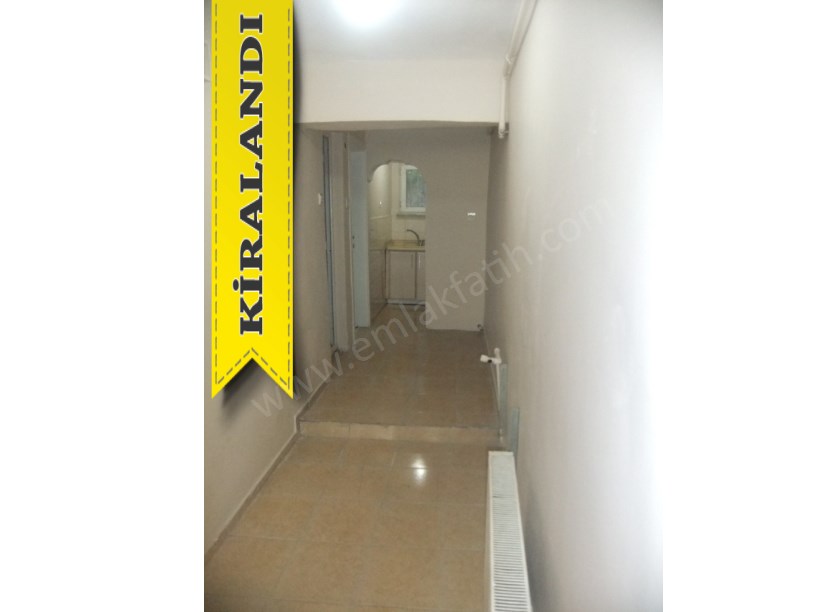 Kocamustafapaşa Kiralık Daire 1+1 Yarı Bodrum Arkası Bahçeli Hacıkadın Caddesi Üzerinde