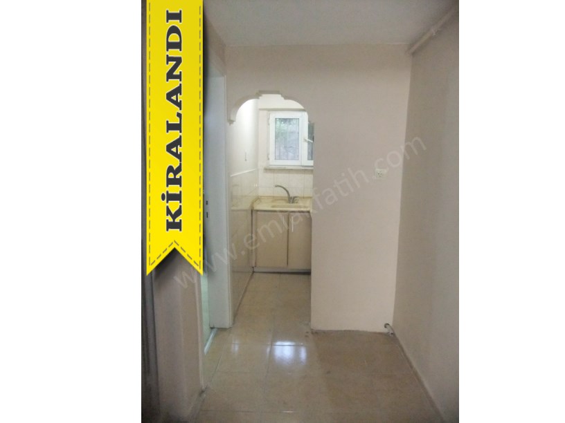 Kocamustafapaşa Kiralık Daire 1+1 Yarı Bodrum Arkası Bahçeli Hacıkadın Caddesi Üzerinde