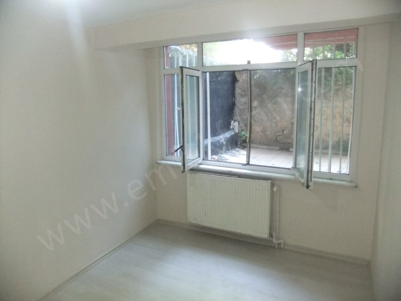 Kocamustafapaşa Kiralık Daire 1+1 Yarı Bodrum Arkası Bahçeli Hacıkadın Caddesi Üzerinde