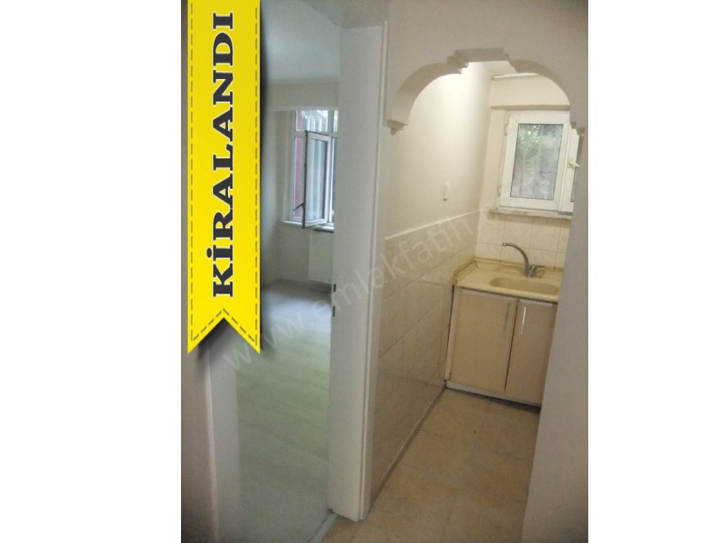 Kocamustafapaşa Kiralık Daire 1+1 Yarı Bodrum Arkası Bahçeli Hacıkadın Caddesi Üzerinde