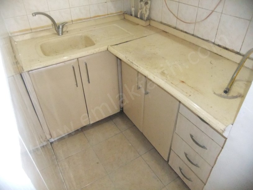 Kocamustafapaşa Kiralık Daire 1+1 Yarı Bodrum Arkası Bahçeli Hacıkadın Caddesi Üzerinde