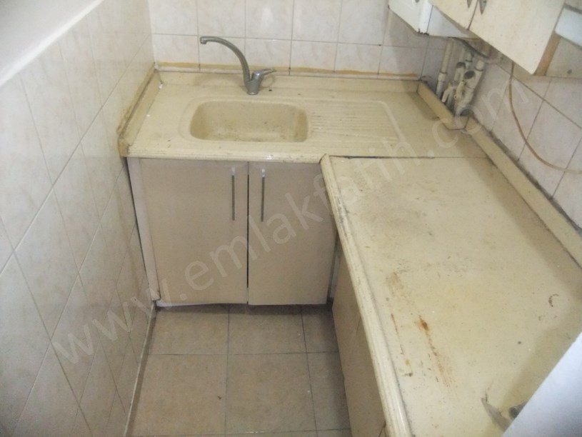 Kocamustafapaşa Kiralık Daire 1+1 Yarı Bodrum Arkası Bahçeli Hacıkadın Caddesi Üzerinde