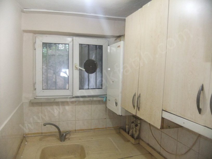 Kocamustafapaşa Kiralık Daire 1+1 Yarı Bodrum Arkası Bahçeli Hacıkadın Caddesi Üzerinde