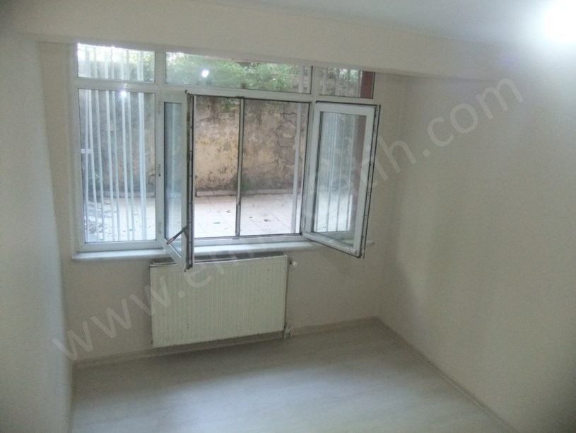 Kocamustafapaşa Kiralık Daire 1+1 Yarı Bodrum Arkası Bahçeli Hacıkadın Caddesi Üzerinde
