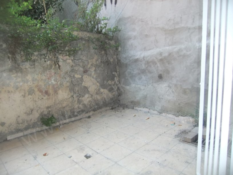 Kocamustafapaşa Kiralık Daire 1+1 Yarı Bodrum Arkası Bahçeli Hacıkadın Caddesi Üzerinde