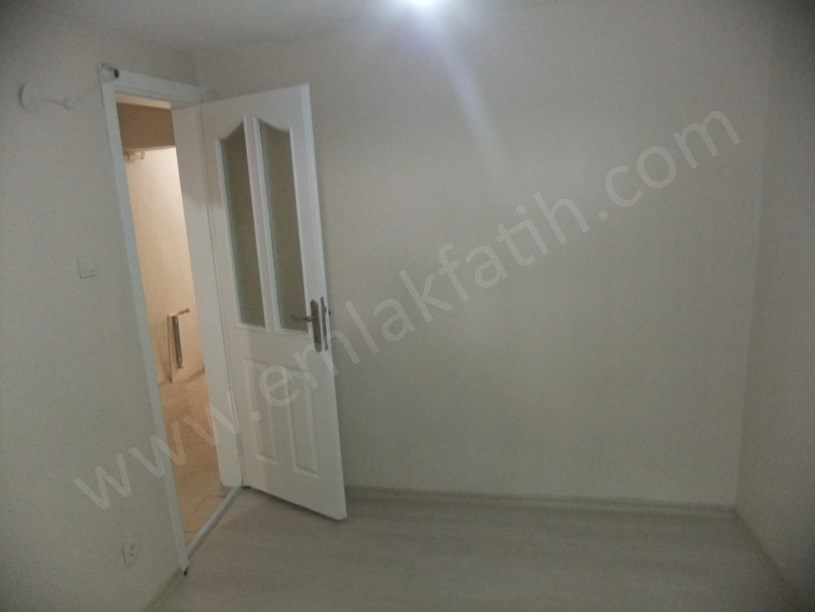 Kocamustafapaşa Kiralık Daire 1+1 Yarı Bodrum Arkası Bahçeli Hacıkadın Caddesi Üzerinde