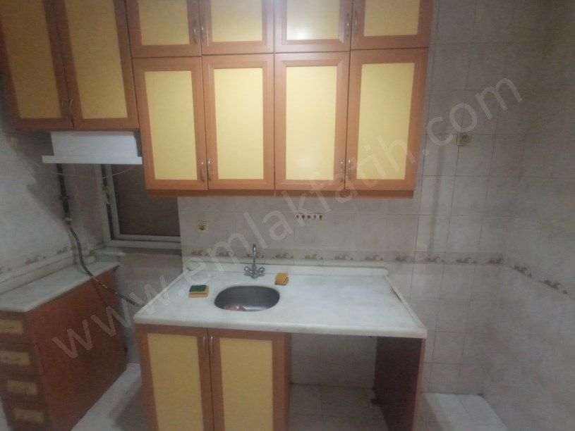 Kocamustafapaşa Kiralık Daire 2+1 22 Yıllık Genç Bina 3.Kat Çift Cepheli Kombili 