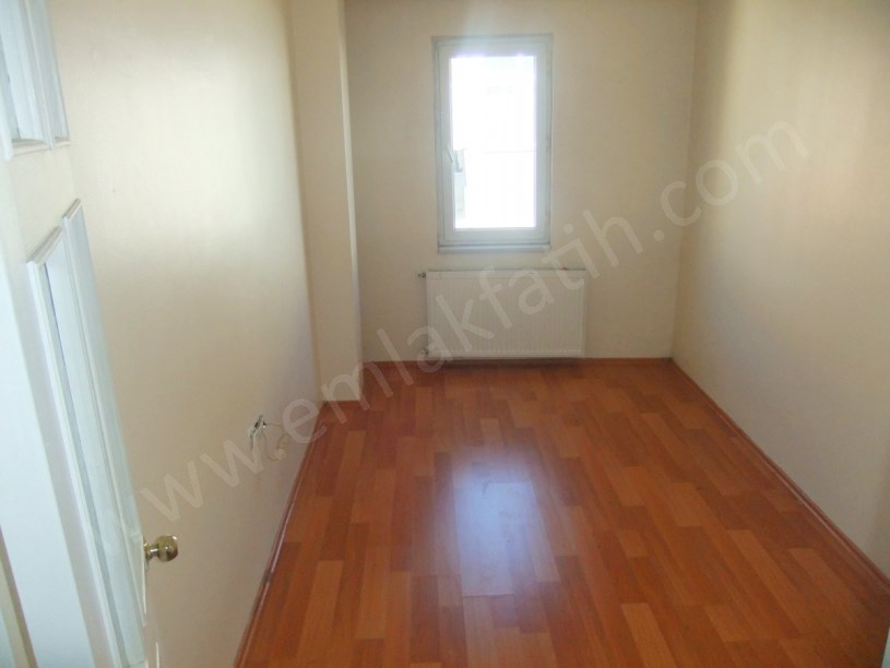 Şehremini Pazar İçi Genç Bina 3+1 100m² 3.KAT Kiralık Daire