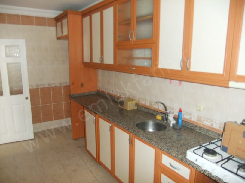 Şehremini Pazar İçi Genç Bina 3+1 100m² 3.KAT Kiralık Daire