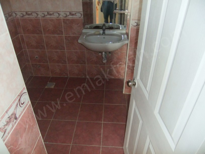 Şehremini Pazar İçi Genç Bina 3+1 100m² 3.KAT Kiralık Daire
