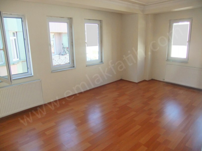 Şehremini Pazar İçi Genç Bina 3+1 100m² 3.KAT Kiralık Daire
