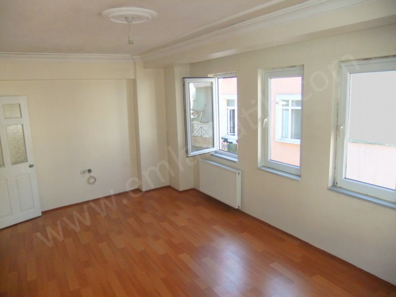 Şehremini Pazar İçi Genç Bina 3+1 100m² 3.KAT Kiralık Daire
