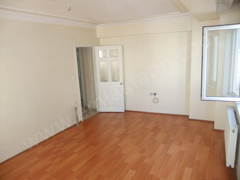 Şehremini Pazar İçi Genç Bina 3+1 100m² 3.KAT Kiralık Daire
