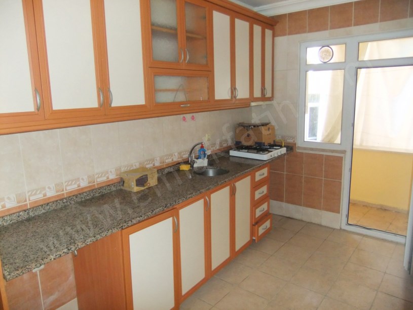Şehremini Pazar İçi Genç Bina 3+1 100m² 3.KAT Kiralık Daire
