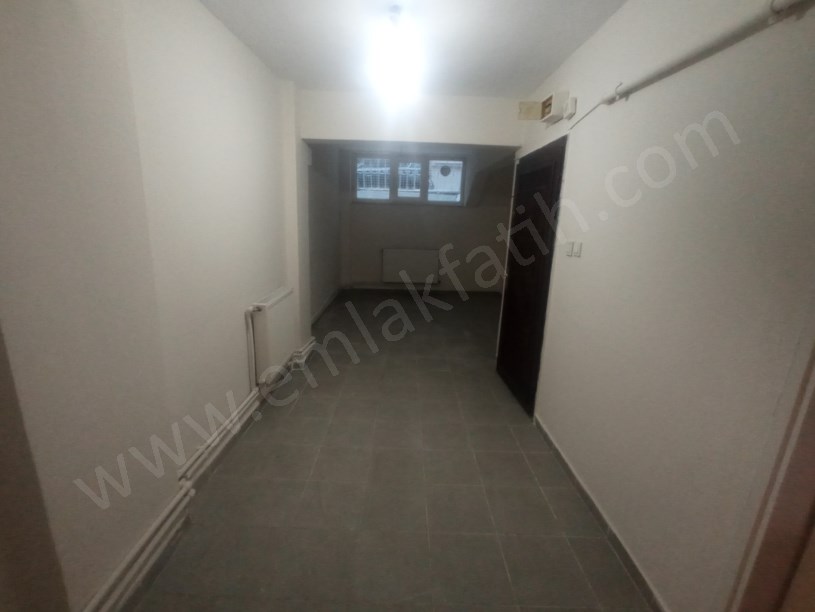 Kocamustafapaşa Kiralık Daire 2+1 Yarı Bodrum Arkası Bahçe Cumartesi Pazarı İçinde