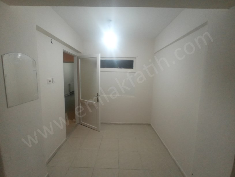 Kocamustafapaşa Kiralık Daire 2+1 Yarı Bodrum Arkası Bahçe Cumartesi Pazarı İçinde