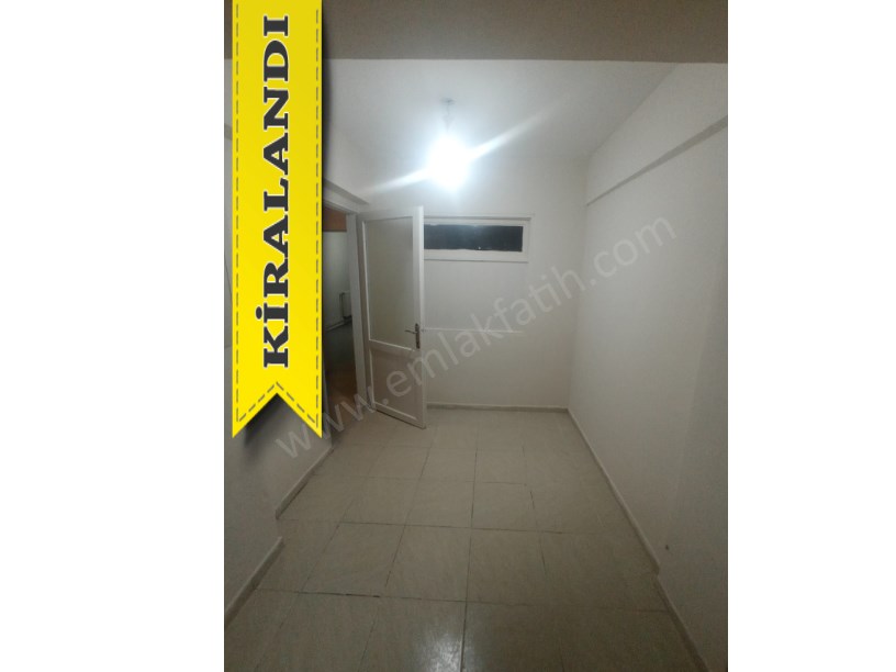 Kocamustafapaşa Kiralık Daire 2+1 Yarı Bodrum Arkası Bahçe Cumartesi Pazarı İçinde
