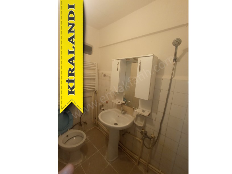 Kocamustafapaşa Kiralık Daire 2+1 Yarı Bodrum Arkası Bahçe Cumartesi Pazarı İçinde