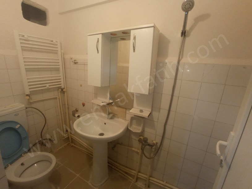 Kocamustafapaşa Kiralık Daire 2+1 Yarı Bodrum Arkası Bahçe Cumartesi Pazarı İçinde