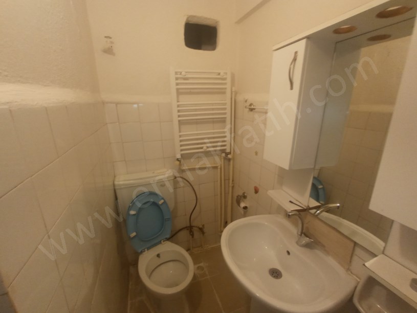 Kocamustafapaşa Kiralık Daire 2+1 Yarı Bodrum Arkası Bahçe Cumartesi Pazarı İçinde