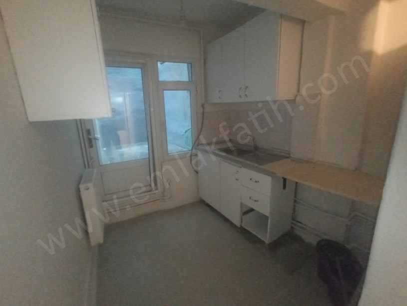 Kocamustafapaşa Kiralık Daire 2+1 Yarı Bodrum Arkası Bahçe Cumartesi Pazarı İçinde