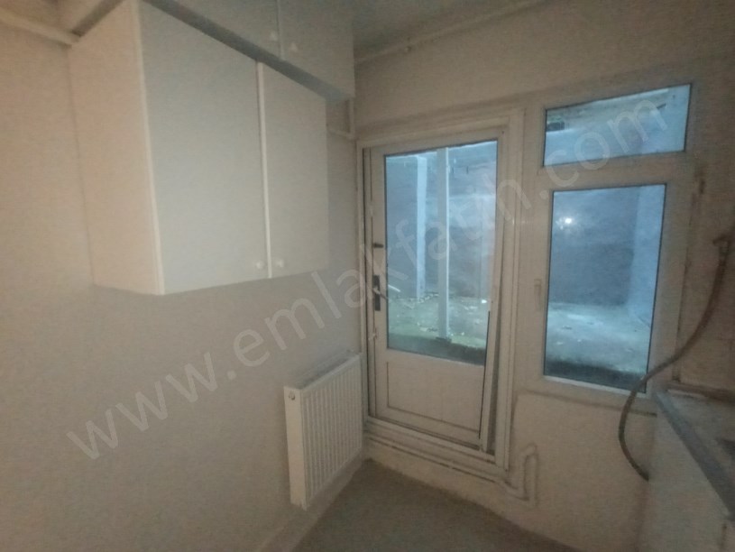 Kocamustafapaşa Kiralık Daire 2+1 Yarı Bodrum Arkası Bahçe Cumartesi Pazarı İçinde